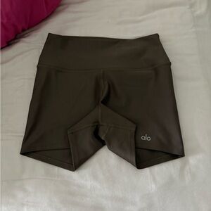 ALO Yoga woman’s brown shorts